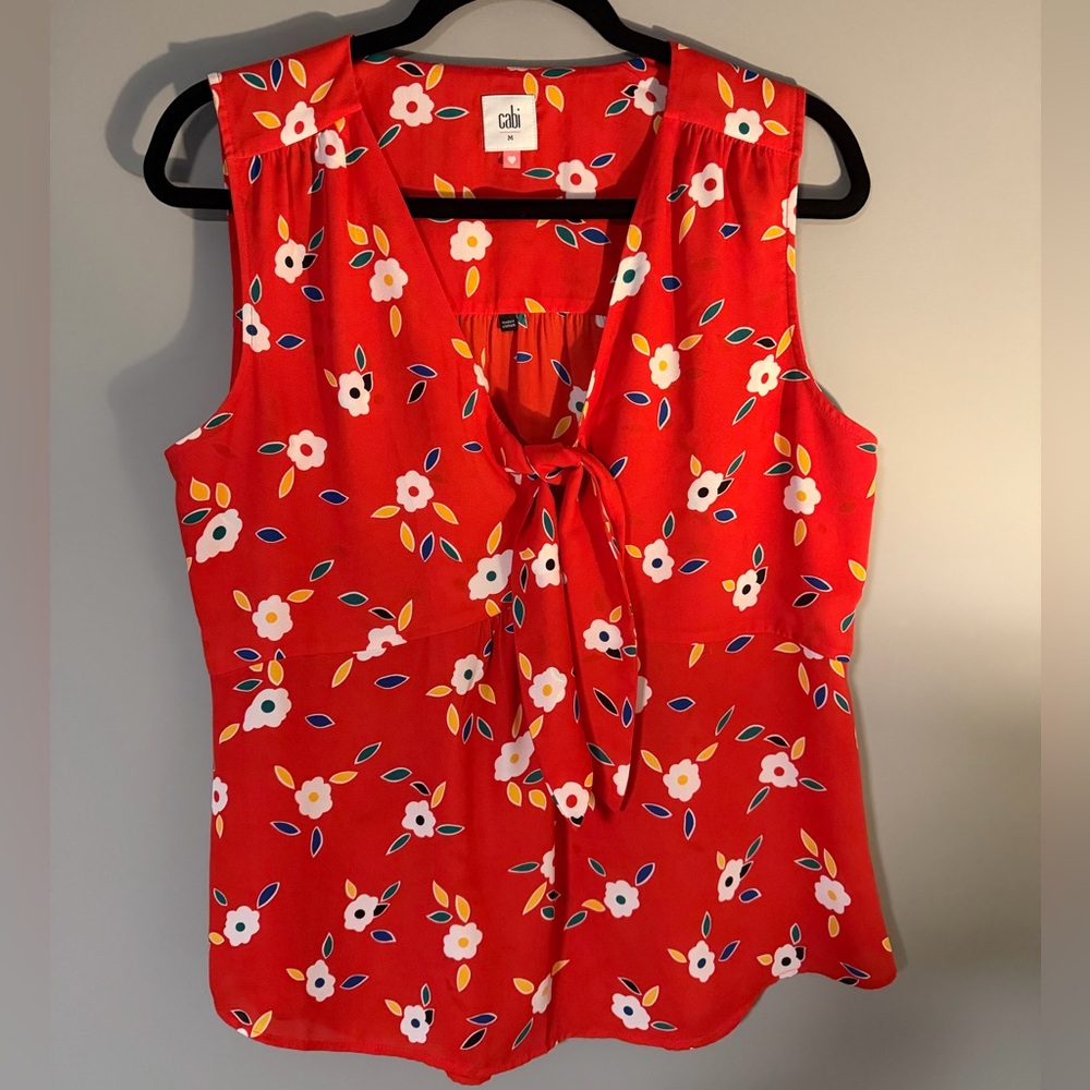 🌸CAbi Vibrant Red Floral Sleeveless Blouse with Tie Front Detail. V-neck. Size M